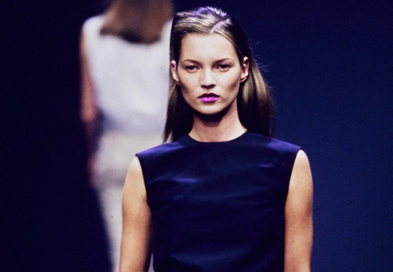 Kate Moss na wybiegu Prady w latach 90.