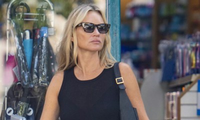 Kate Moss nosi czarne balerinki do jeansów