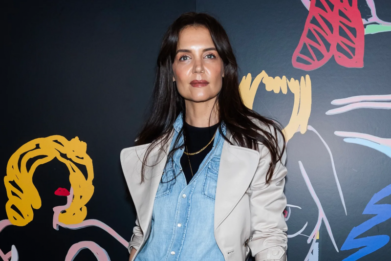 Katie Holmes łączy dwa odcienie jeansu i fuksjowe rajstopy