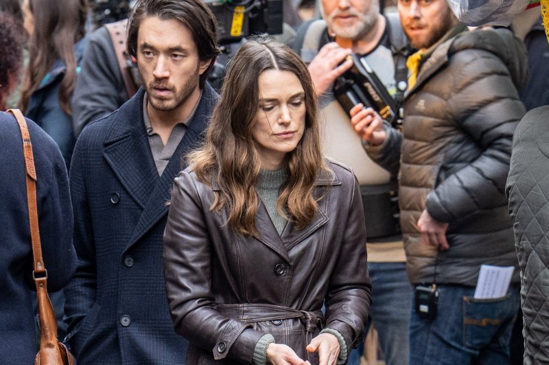 Stylizacja Keiry Knightley z brązową kurtką ze skóry to najlepsza zapowiedź wiosennej mody