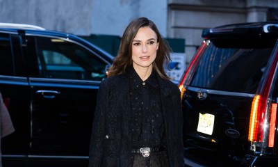 Keira Knightley podwinięte baggy jeans nosi z butami jak z festiwalu Glastonbury