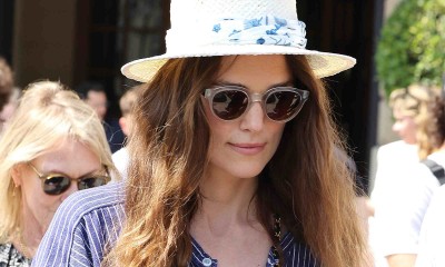 Keira Knightley modne białe baggy jeansy łączy z baletkami. To stylizacja lata 2024