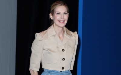 Kelly Rutherford wiosną 2024 stawia na ołówkową jeansową spódnicę