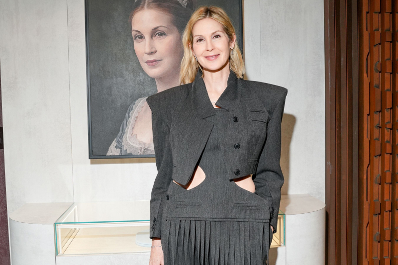 Kelly Rutherford szary garnitur z krótką marynarką nosi w awangardowej wersji