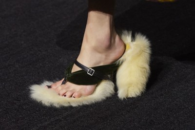 Klapki wyściełane sztucznym futerkiem to najbardziej pożądane buty na jesień-zimę 2023