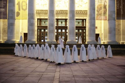 Protest kobiet w białych szatach na placu Defilad