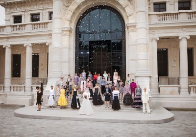 Chanel haute couture jesień-zima 2021: Mademoiselle się bawi 