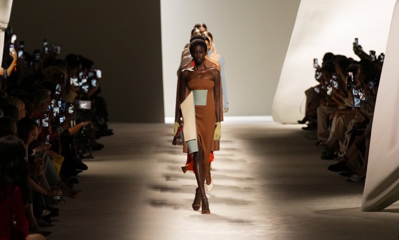 Kim Jones w kolekcji dla Fendi przepowiada wiosenne trendy