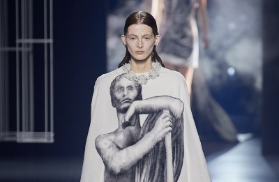 Fendi haute couture wiosna-lato 2022: Wszystkie drogi prowadzą do Rzymu