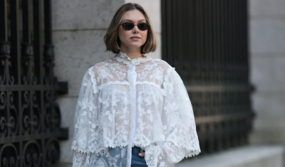 Koronkowa bluzka retro i jeansy to połączenie w stylu Kate Moss na sezon imprez