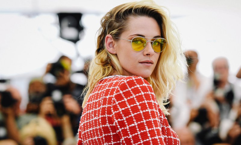 Sekret świetnego stylu Kristen Stewart? Chanel na czerwonym dywanie, ogrodniczki na co dzień
