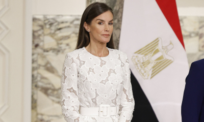 Królowa Letycja zachwyciła w białej koronkowej sukience midi w stylu Grace Kelly
