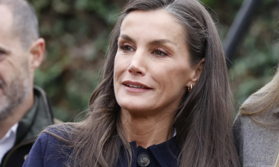 Królowa Letycja jeansy indygo nosi do botków na masywnej podeszwie