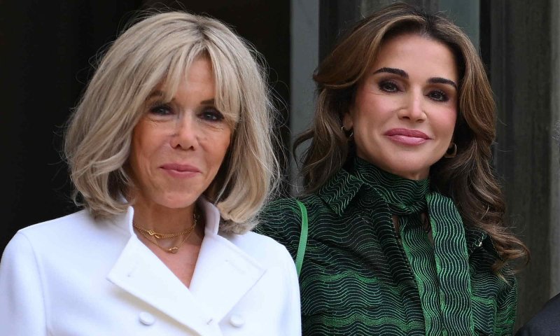 Królowa Rania i Brigitte Macron noszą białe szpilki na dwa modne sposoby