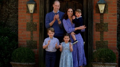 Książę William świętuje Dzień Ojca nowym portretem z dziećmi