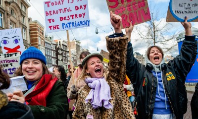 Książka „Feminizmy. Historia globalna” Lucy Delap pokazuje, że walka o prawa kobiet trwa