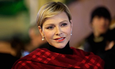 Księżna Charlene najbardziej świąteczny z kolorów nosi w wersji z modną kratą
