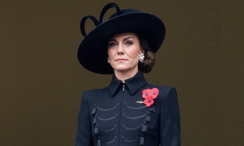 Księżna Kate w kolczykach na wzór broszki Elżbiety II oddaje hołd zmarłej monarchini