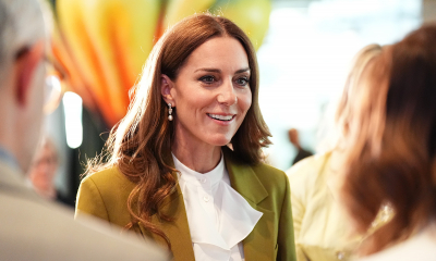 Księżna Kate bluzkę z falbaną niczym żabot nosi do garnituru Victorii Beckham