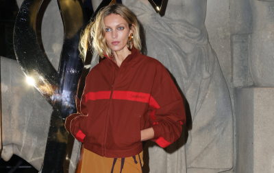 Anja Rubik na pokazie Saint Laurent pokazuje, jak elegancko nosić kurtkę dresową