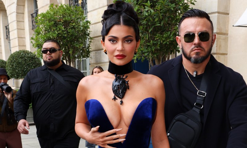 Kylie Jenner w kobaltowej aksamitnej sukni