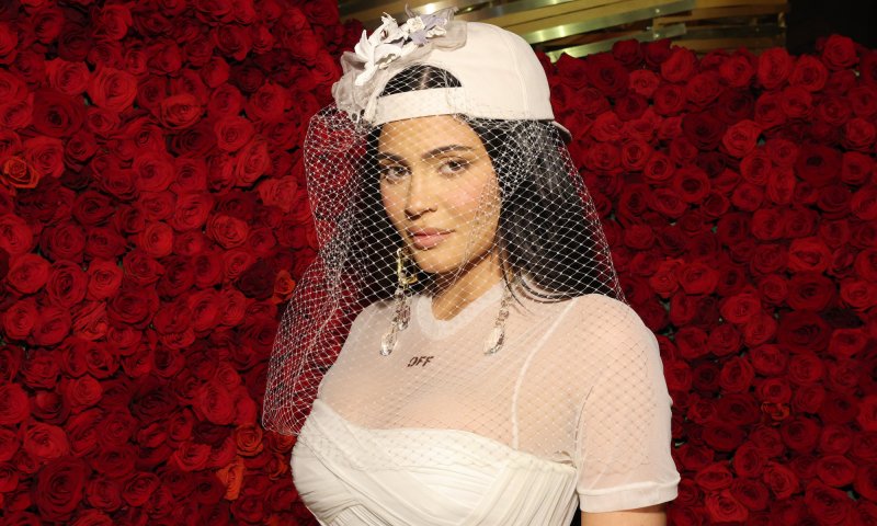 Kylie Jenner zapowiada powrót ultracienkich brwi