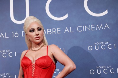 Lady Gaga w kreacji Versace na premierze „House of Gucci”