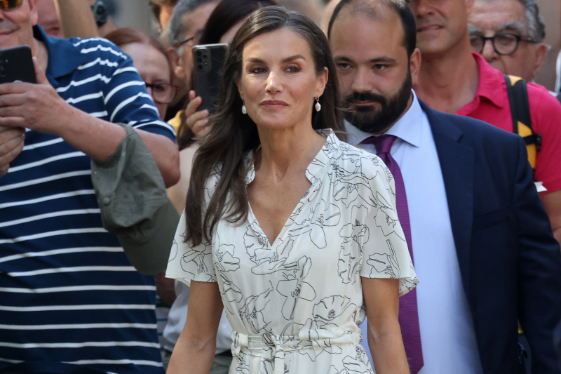 Królowa Letycja latem stawia na eleganckie buty do sukienki w kwiaty
