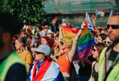 Polska coraz bardziej tęczowa i tolerancyjna. Analizujemy nowe światowe badania