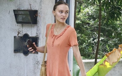 Lily-Rose Depp pokochała styl retro, a jesień wita w babcinych pantofelkach