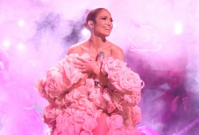 Jennifer Lopez zachwyca w sukni glamour z róż