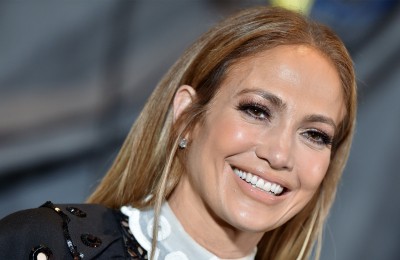 Jennifer Lopez z fryzurą w stylu lat 70.