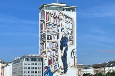 Artysta Marcin Maciejowski przeobraża wiedeński wieżowiec w domową bibliotekę