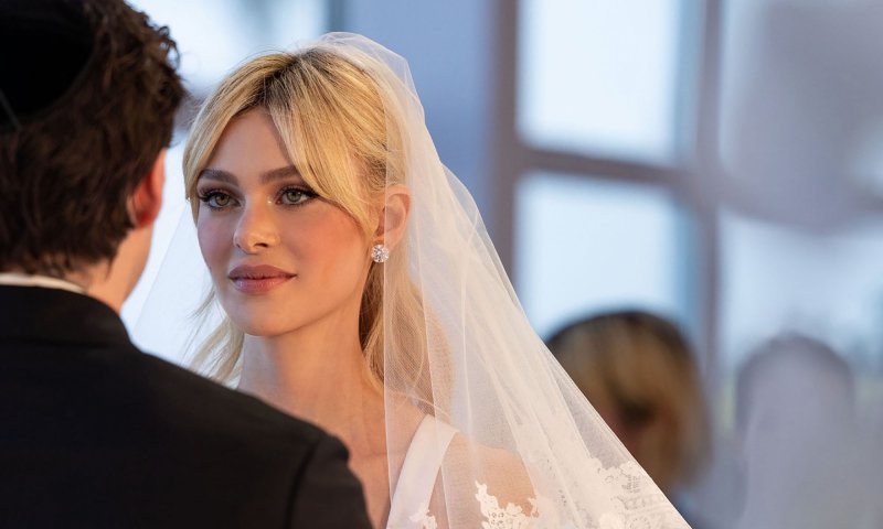 Ślubny look Nicoli Peltz w stylu lat 90. 