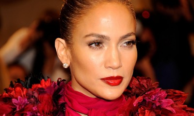 Idealnie czerwone usta to podstawa świątecznego makijażu Jennifer Lopez