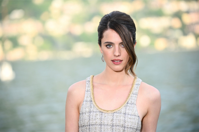 Margaret Qualley stworzyła letni look z czółenkami z odkrytą piętą od Chanel