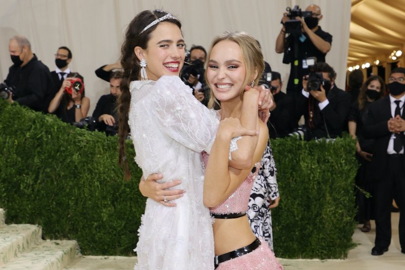 Lily-Rose Depp i Margaret Qalley na MET Gali