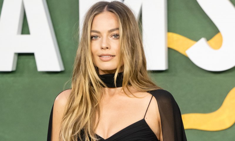 Margot Robbie w czerni na czerwonym dywanie