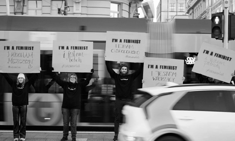 Dlaczego wciąż tak wielu osobom trudno przyznać, że są feministkami i feministami?
