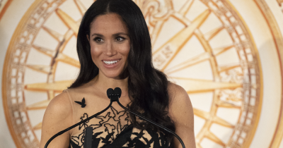 Meghan Markle w uskrzydlonej sukni godnej księżniczki