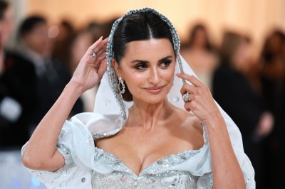 Penélope Cruz w sukni ślubnej z kapturem na MET Gali