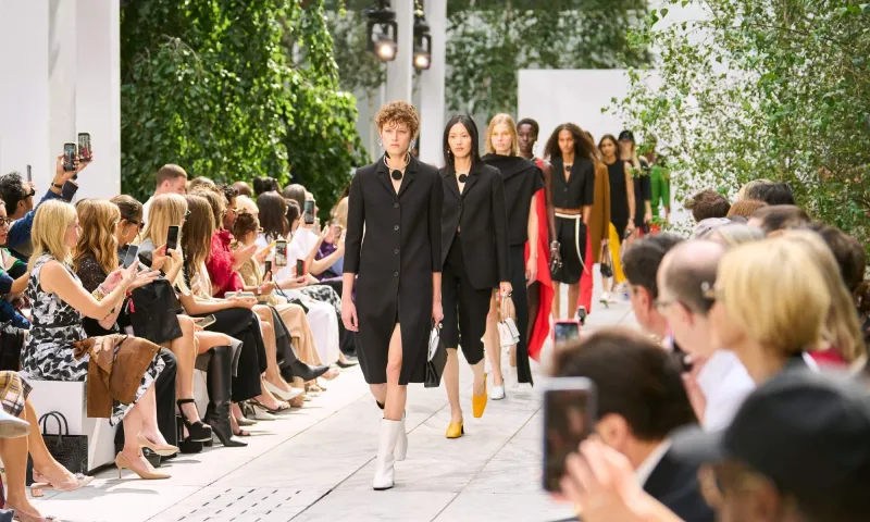 Michael Kors w wiosenno-letniej kolekcji sięga po modernistyczne inspiracje 