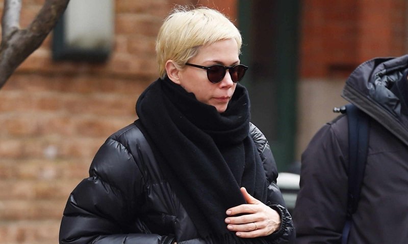 Michelle Williams najmodniejsze spodnie z wysokim stanem nosi z brązowymi sneakersami