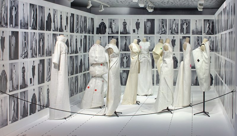 Zobacz wystawę: „Fashion and Heritage. Cristóbal” w Muzeum Cristóbala Balenciagi