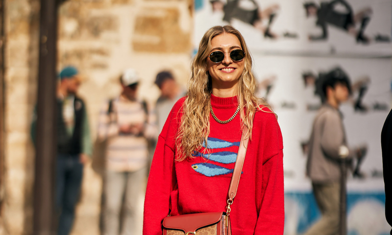 Za sprawą tych 5 kolorów sneakersów wiosną 2025 zapomnimy o bieli i czerni
