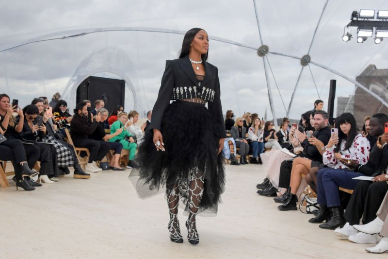 Naomi Campbell w finale pokazu Alexander McQueen