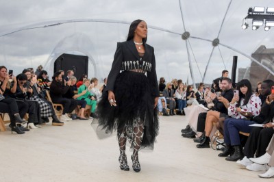 Naomi Campbell w finale pokazu Alexander McQueen