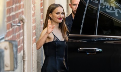 Natalie Portman stawia na seksowną odsłonę klasycznej małej czarnej 