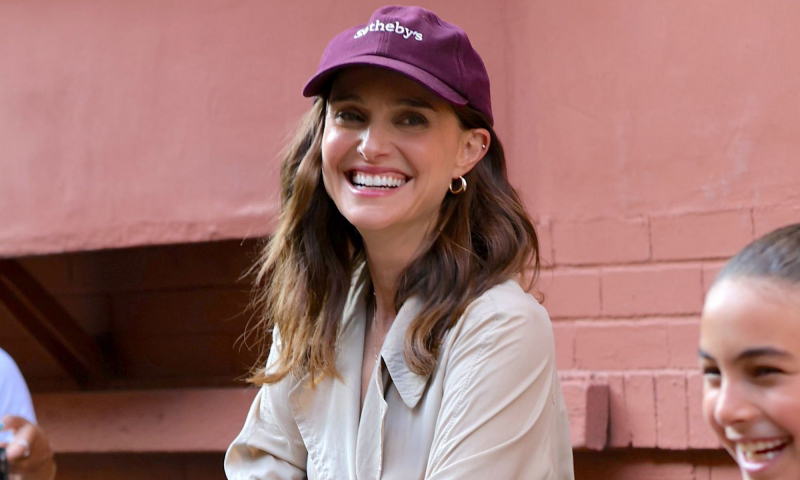 Natalie Portman tylko dla sandałów na platformie rezygnuje z modnych trampek