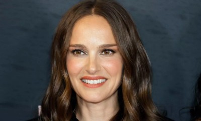 Zapomniany fason jeansów i buty-kapcie. Natalie Portman zaskakuje swoją letnią stylizacją